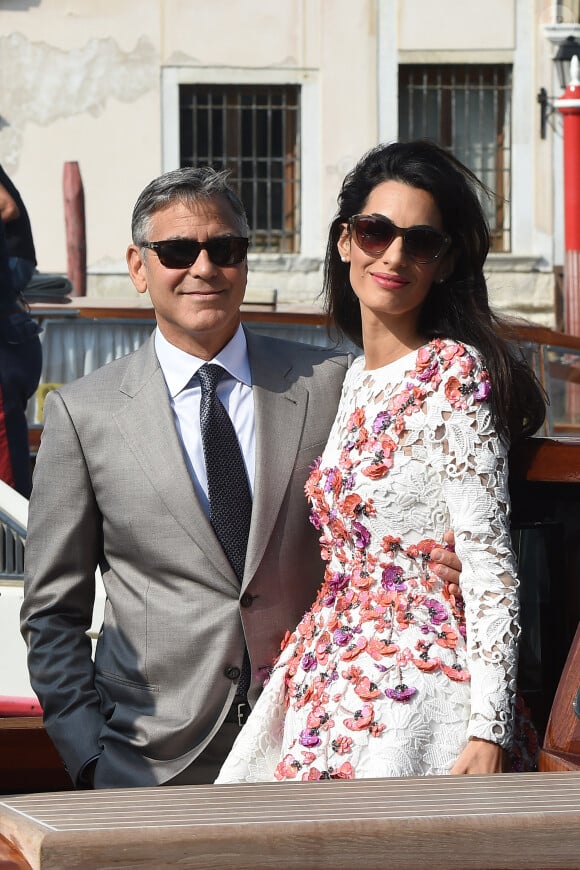 George Clooney et sa femme Amal Clooney, née Amal Alamuddin quittent l'hôtel Aman après leur mariage civil le 27 septembre 2014. Venise le 28 septembre 2014