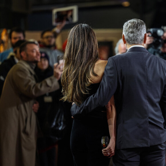 Amal Clooney et George Clooney arrivent à l'avant-première du film" The Boys in the Boat" au Curzon Mayfair à Londres, le dimanche 3 décembre 2023