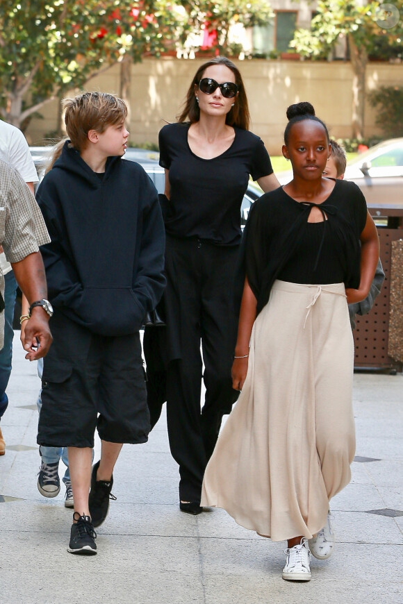 Angelina Jolie et ses quatres enfants Vivienne, Zahara, Knox et Shiloh sortent d'un cinéma à Los Angeles le 18 août 2018. Please hide children face prior publication