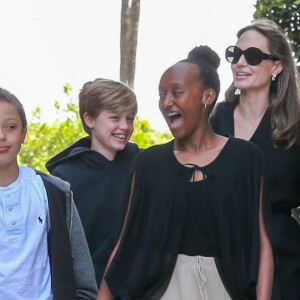 Angelina Jolie et ses quatres enfants Vivienne, Zahara, Knox et Shiloh sortent d'un cinéma à Los Angeles le 18 août 2018.