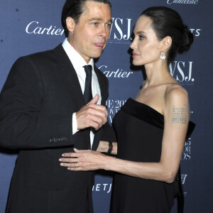 Elle lui reproche d'avoir dépensé des sommes vertigineuses pour les travaux, ce qui l'aurait alors pénalisée dans la vente de ses parts. 
Angelina Jolie et son mari Brad Pitt - People aux Wall Street Journal Innovator Awards 2015 le 4 novembre 2015 à New York.