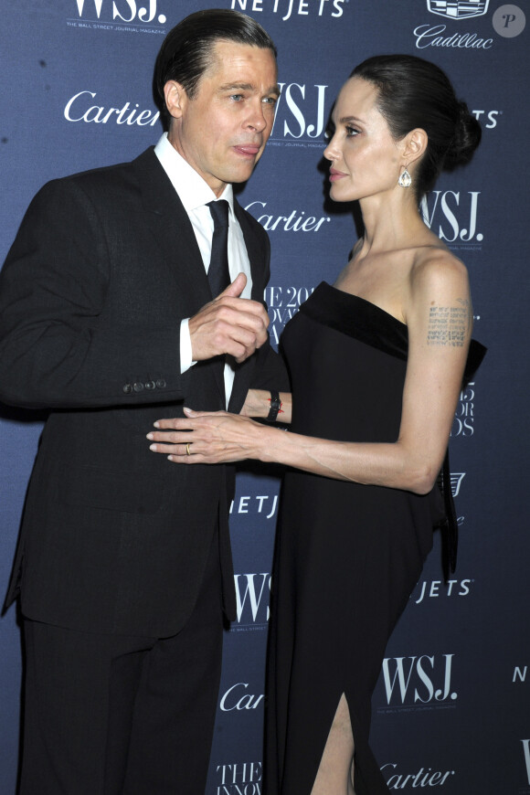 Elle lui reproche d'avoir dépensé des sommes vertigineuses pour les travaux, ce qui l'aurait alors pénalisée dans la vente de ses parts. 
Angelina Jolie et son mari Brad Pitt - People aux Wall Street Journal Innovator Awards 2015 le 4 novembre 2015 à New York.