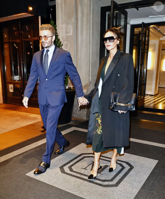 David et Victoria Beckham quittent leur hôtel pour aller dîner à New York, le 11 octobre 2022.