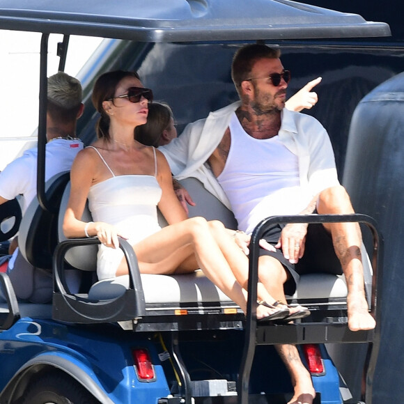 "Et moi, je l'ai choisie en regardant la télé", ajoute-t-il concernant Victoria Beckham
 
Exclusif - Victoria et David Beckham, avec leurs enfants Harper, 11 ans, et Romeo, 19 ans, embarquent sur leur yacht à Palm Beach, le 3 août 2022. Merci de flouter le visage des enfants avant parution.