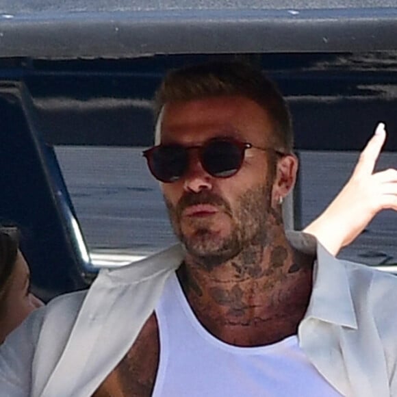 Exclusif - Victoria et David Beckham, avec leurs enfants Harper, 11 ans, et Romeo, 19 ans, embarquent sur leur yacht à Palm Beach, le 3 août 2022. Merci de flouter le visage des enfants avant parution.