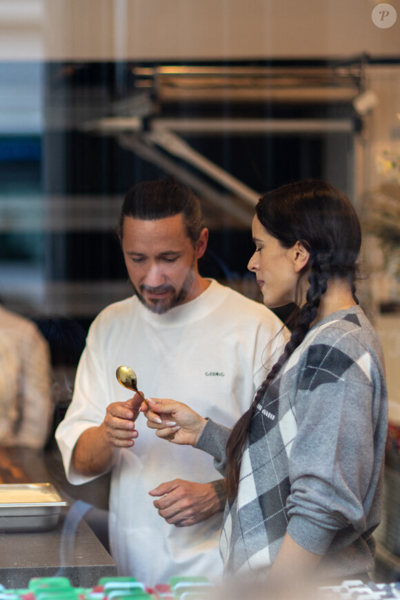 Cédric Grolet a alors proposé plusieurs bûches à la vente, dont une qui a fait polémique.
Exclusif - La chanteuse Rosalia participe à un tournage avec le chef patissier Cédric Grolet à Paris le 26 septembre 2023