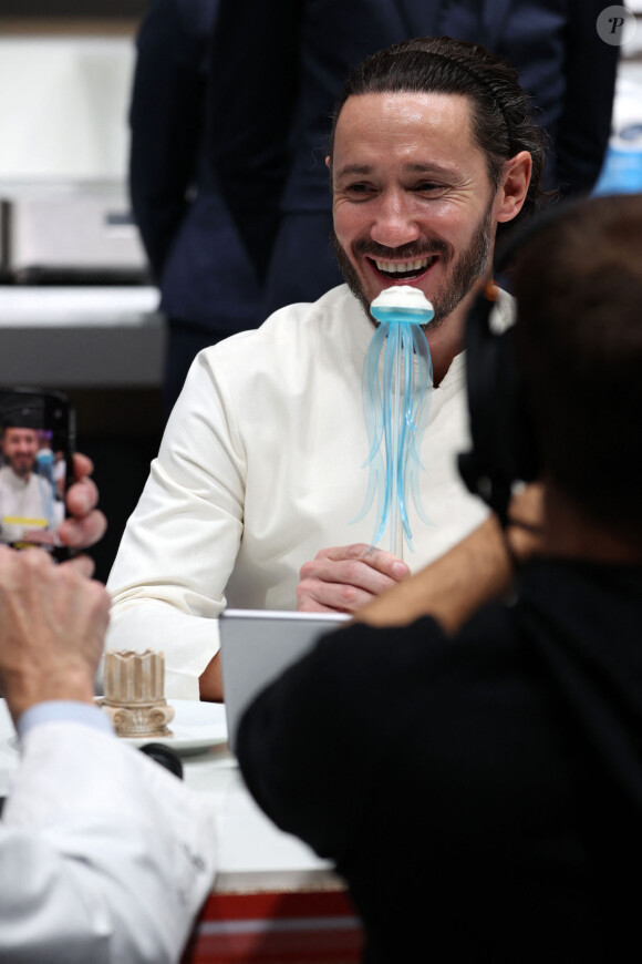 C'est le cas pour les fêtes de fin d'année, lorsque beaucoup de Français mangent une bûche de Noël.
Le chef pâtissier Cédric Grolet (France) - Coupe du Monde des Pâtissiers lors du salon "Sirha Lyon 2023" à Eurexpo. Lyon, le 20 janvier 2023. © Jean-Marc Lhomer/Bestimage