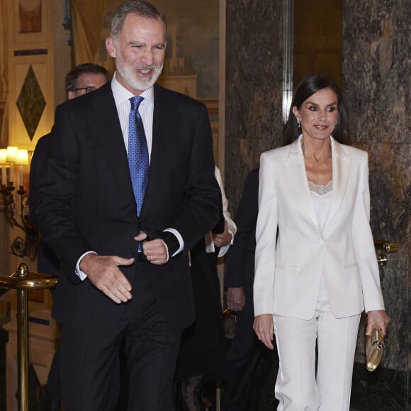 Le roi Felipe VI et la reine Letizia d'Espagne lors de la soirée de remise du Prix de journalisme "Francisco Cerecedo" au Westin Palace Hotel à Madrid.
