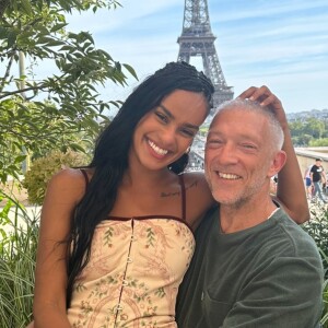 Vincent Cassel a même affiché sa proximité avec une autre femme répondant au nom de Narah Baptista pour qui il multiplie les déclarations sur Instagram
Narah Baptista et Vincent Cassel à Paris