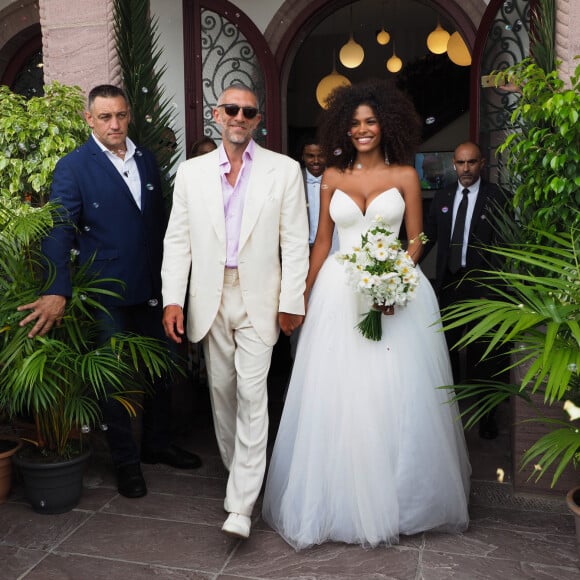 Sortie des mariés lors du Mariage civil de Vincent Cassel et Tina Kunakey à la mairie de Bidart au pays basque le 24 août 2018. © Patrick Bernard / Guillaume Collet / Bestimage 