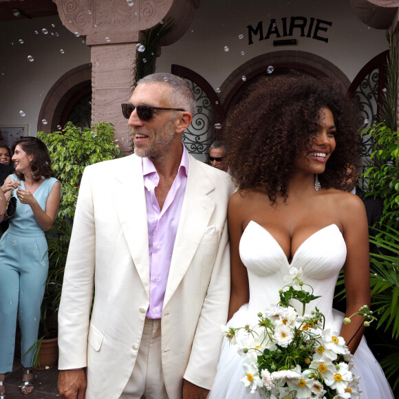 Sortie des mariés lors du Mariage civil de Vincent Cassel et Tina Kunakey à la mairie de Bidart au pays basque le 24 août 2018. © Patrick Bernard / Guillaume Collet / Bestimage 