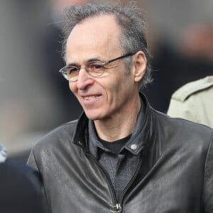 Cela fait plusieurs années déjà que Jean-Jacques Goldman se fait très discret. 
Jean-Jacques Goldman et Maxime Le Forestier lors des obsèques de Véronique Colucci au cimetière communal de Montrouge.