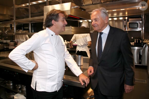 Exclusif - Le chef 3 étoiles Yannick Alleno et Bernard Magrez posent dans les cuisine du Pavillon Le Doyen. Le 23 Novembre 2022. © Bertrand Rindoff / Bestimage
