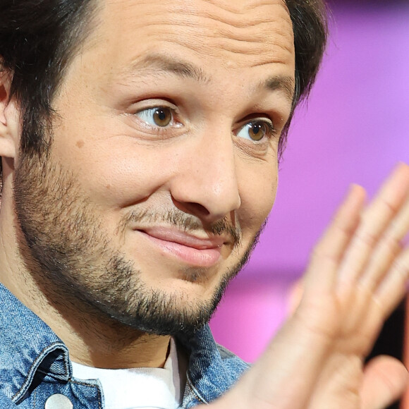 Très attaché à son nouvel ami, il lui a fait une belle déclaration sur le plateau de France 2.
Vianney - Les personnalités se mobilisent lors de la 37ème édition du Téléthon sur le plateau de France 2, avec pour parrain Vianney. Cette année, 80,6 millions de dons ont été promis. Le 9 décembre 2023. © Coadic Guirec / Bestimage