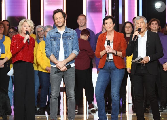 Totalement bouleversé par l'histoire de ce petit garçon, il s'est dit "révolté" par ce qu'il lui arrive.
Vianney, Sophie Davant et Nagui - Les personnalités se mobilisent lors de la 37ème édition du Téléthon sur le plateau de France 2, avec pour parrain Vianney. Cette année, 80,6 millions de dons ont été promis. Le 9 décembre 2023. © Coadic Guirec / Bestimage