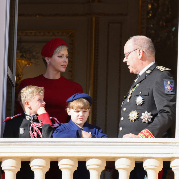 La princesse Charlene et le prince Albert II de Monaco, leurs enfants le prince Jacques et la princesse Gabriella - La famille princière de Monaco au balcon du palais, à l'occasion de la Fête Nationale de Monaco. Le 19 novembre 2023 © Claudia Albuquerque / Bestimage 