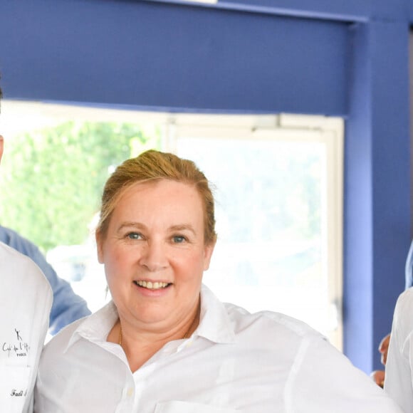 Et pourtant, cette année, Hélène Darroze ne devrait pas mettre la main à la pâte en cuisine pour ses filles.
Exclusif - Hadi Frem, la chef Hélène Darroze et Thomas Gabriel - 9e édition du "Longines Paris Eiffel Jumping" au Champ de Mars à Paris, le 25 juin 2023. © Perusseau-Veeren/Bestimage