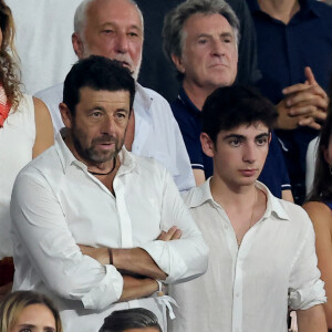 Léon Bruel ou Léon Hesby est le fils de Patrick Bruel et d'Amanda Sthers
Patrick Bruel et son fils Léon, François Berléand, François Cluzet, Sophie Marceau - People dans les tribunes lord du match d'ouverture de la Coupe du Monde de Rugby France 2023 avant le match de la Poule A entre la France et la Nouvelle-Zélande au Stade de France à Saint-Denis le 8 septembre 2023. © Dominique Jacovides/Bestimage 