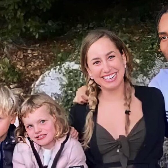 Et elle a même dévoilé, au passage, un cliché d'elle réunie avec les jumeaux et Alexandre. Une rare photo des 4 enfants d'Albert réunis
Jazmin Grimaldi avec son frère Alexandre et Jacques et Gabriella, les jumeaux qu'Albert de Monaco a eus avec Charlene