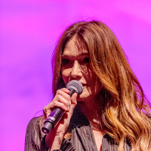 Carla Bruni Sarkozy donne un mini concert lors du Dîner " Korea invites the World ", donné à la Fondation Louis Vuitton par Mr Chey Tae-won, Président de la Chambre de Commerce et d'Industrie Coréenne. Paris, France, le 14 Octobre 2023. © Bertrand Rindoff Petroff / Bestimage 