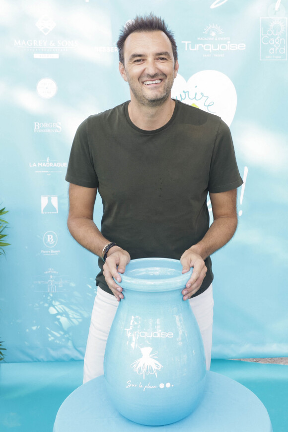 Cyril Lignac lors d'un tournoi de pétanque place des Lices organisé par le magazine Turquoise pour l'association Sourire à la vie à Saint-Tropez le 10 août 2022. © Jack Tribeca / Bestimage  