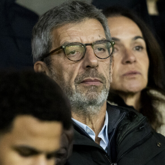 Michel Cymes - Les célébrités assistent au match de football PSG - Nantes (2 - 1) au Parc des Princes à Paris, le 9 décembre 2023. © Cyril Moreau / Bestimage 