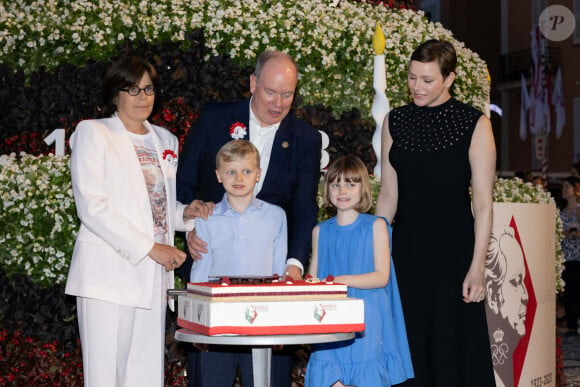 La princesse Stéphanie de Monaco, le prince Albert II, la princesse Charlene, Le prince Jacques de Monaco, marquis des Baux, La princesse Gabriella de Monaco, comtesse de Carladès - La famille princière de Monaco partage le gâteau d'anniversaire dans le cadre des commémorations du centenaire du prince Rainier III le 31 mai 2023. © Olivier Huitel/Pool Monaco/Bestimage 