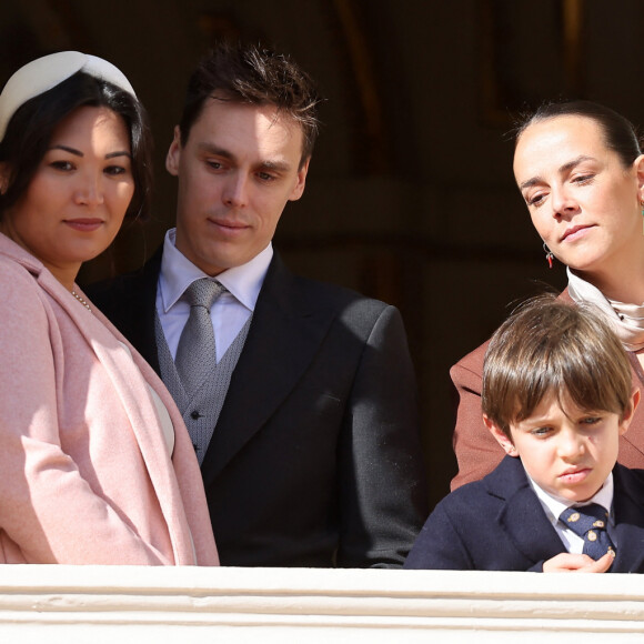 Louis Ducruet et sa femme Marie Chevallier, Pauline Ducruet et Raphaël Elmaleh - La famille princière au balcon du palais lors de la Fête Nationale de la principauté de Monaco le 19 novembre 2022. © Dominique Jacovides / Bruno Bebert / Bestimage 