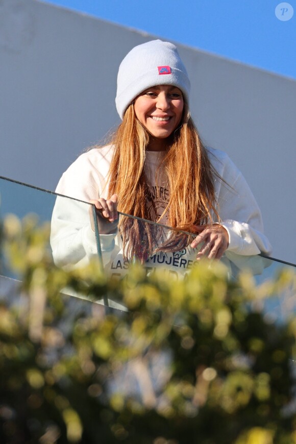 Shakira salue ses fans depuis le balcon de sa maison à Barcelone le 21 janvier 2023.