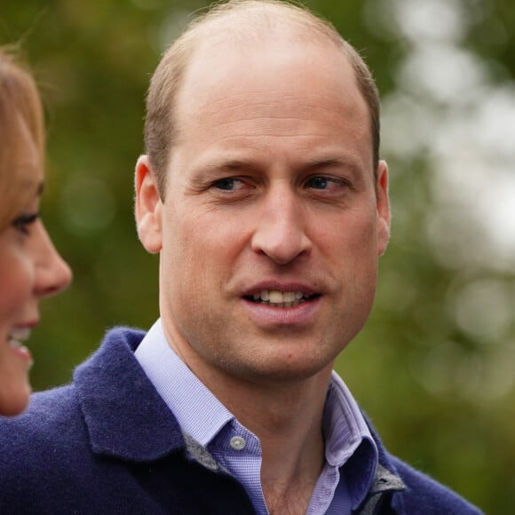 Le prince William, prince de Galles, et Catherine (Kate) Middleton, princesse de Galles, au centre sportif national de Bisham Abbey à Marlow, à l'occasion de la Journée mondiale de la Santé mentale, le 12 octobre 2023. Catherine (Kate) Middleton, princesse de Galles, porte des pansements sur deux doigts de sa main droite.