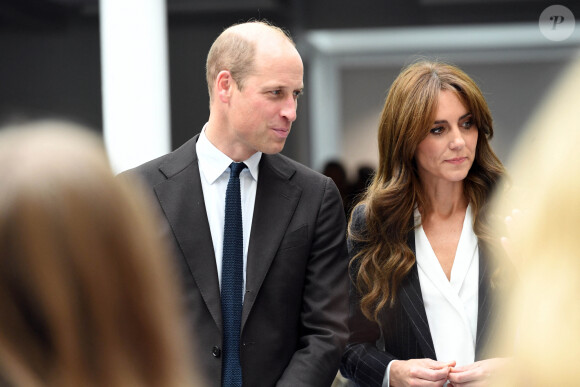 Le prince William, prince de Galles, et Catherine (Kate) Middleton, princesse de Galles, lors d'une visite au lycée Fitzalan de Cardiff, le 3 octobre 2023. Le couple princier est venu pour en apprendre davantage sur les cours professionnels proposés par l'école.