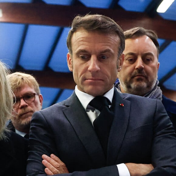 Le président français Emmanuel Macron arrive pour rencontrer les équipes de secours à Clairmarais, France, le 14 novembre 2023.