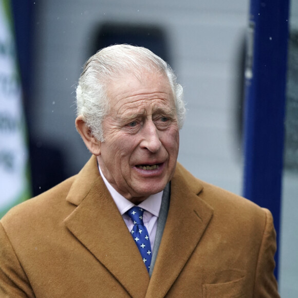 Le roi Charles III d'Angleterre, le jour de son 75ème anniversaire, et Camilla Parker Bowles, reine consort d'Angleterre, lors du lancement officiel du "Coronation Food Project" au South Oxfordshire Food and Centre de distribution de nourriture excédentaire de l'Education Alliance à Didcot (Oxfordshire), le 14 novembre 2023. Ce plan vise à combler le fossé entre le gaspillage alimentaire et les besoins alimentaires dans les quatre pays du Royaume-Uni. 