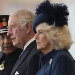 Le nouveau monarque du Royaume-Uni est beaucoup moins populaire que sa défunte mère auprès des citoyens britanniques
Le roi Charles III d'Angleterre et Camilla Parker Bowles, reine consort d'Angleterre, - Cérémonie de bienvenue du président de la Corée du Sud à Horse Guards Parade à Londres, le 21 novembre 2023. 