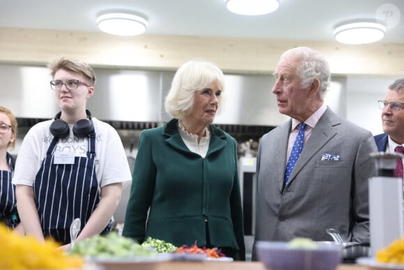 Le roi Charles III d'Angleterre est monté sur le trône suite au décès de sa mère la reine Elizabeth II
Le roi Charles III d'Angleterre, le jour de son 75ème anniversaire, et Camilla Parker Bowles, reine consort d'Angleterre, lors du lancement officiel du Coronation Food Project à Didcot.