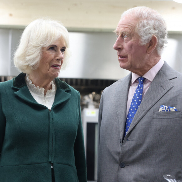 Le roi Charles III d'Angleterre est monté sur le trône suite au décès de sa mère la reine Elizabeth II
Le roi Charles III d'Angleterre, le jour de son 75ème anniversaire, et Camilla Parker Bowles, reine consort d'Angleterre, lors du lancement officiel du Coronation Food Project à Didcot.