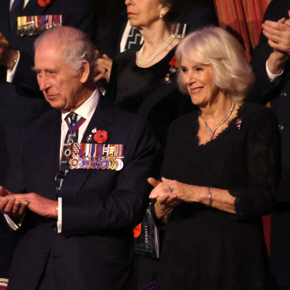 Suite au couronnement de son mari, Camilla Parker Bowles est devenue reine consort
Le roi Charles III d'Angleterre et Camilla Parker Bowles, reine consort d'Angleterre, - La famille royale assiste au Royal British Legion Festival of Remembrance au Royal Albert Hall à Londres le 11 novembre 2023. 