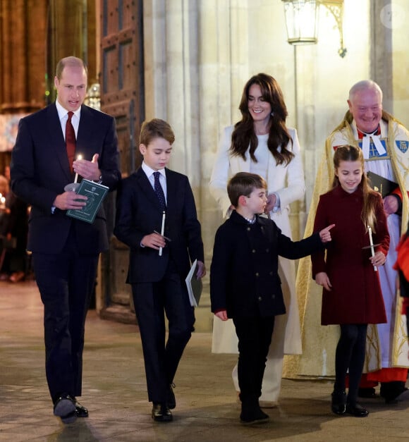 Le prince William, prince de Galles, et Catherine (Kate) Middleton, princesse de Galles, avec leurs enfants le prince George de Galles, la princesse Charlotte de Galles et Le prince Louis de Galles, à la sortie du traditionnel concert de Noël "Together At Christmas" à l'abbaye de Westminster à Londres, Royaume Uni, le 8 décembre 2023. 