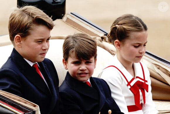 George, Charlotte et Louis de Galles ont de nombreux cousins. 
Le prince George, la princesse Charlotte et le prince Louis de Galles - La famille royale d'Angleterre lors du défilé "Trooping the Colour" à Londres. 