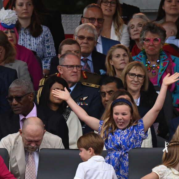 Kate Catherine Middleton, duchesse de Cambridge, le prince Louis, la princesse Charlotte, le prince George, Mike Tindall, Mia Tindall - La famille royale d'Angleterre lors de la parade devant le palais de Buckingham, à l'occasion du jubilé de la reine d'Angleterre. le 5 juin 2022