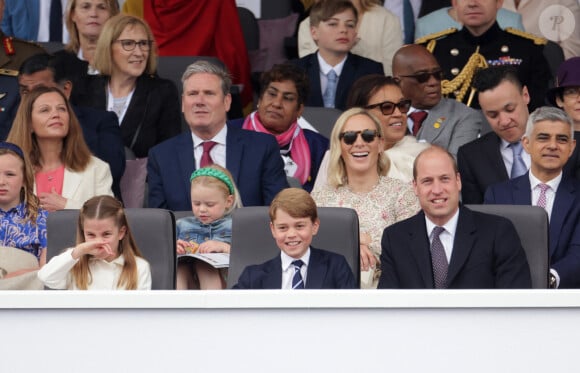 La princesse Charlotte, le prince George, le prince William, duc de Cambridge Mia Tindall, lena Tindall, Zara Tindall, Sadiq Khan , Victoria Starmer et Keir Starmer - La famille royale d'Angleterre lors de la parade devant le palais de Buckingham, à l'occasion du jubilé de la reine d'Angleterre. Le 5 juin 2022 