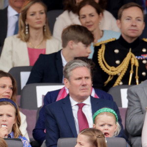 Victoria Starmer et Keir Starmer, Mike Tindall, Mia Tindall, lena Tindall et Zara Tindall, Kate Catherine Middleton, duchesse de Cambridge, le prince Louis, la princesse Charlotte et le prince George - La famille royale d'Angleterre lors de la parade devant le palais de Buckingham, à l'occasion du jubilé de la reine d'Angleterre. Le 5 juin 2022 