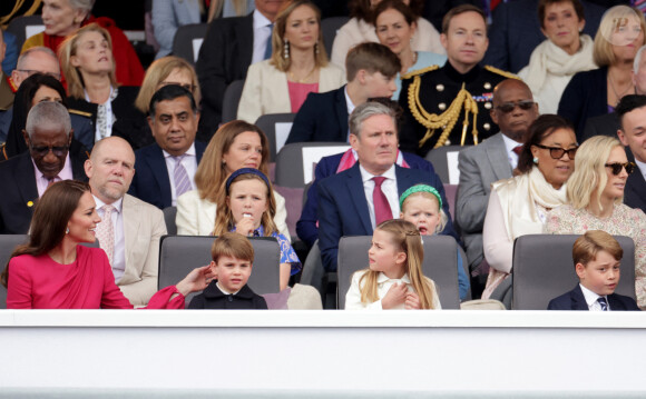 Victoria Starmer et Keir Starmer, Mike Tindall, Mia Tindall, lena Tindall et Zara Tindall, Kate Catherine Middleton, duchesse de Cambridge, le prince Louis, la princesse Charlotte et le prince George - La famille royale d'Angleterre lors de la parade devant le palais de Buckingham, à l'occasion du jubilé de la reine d'Angleterre. Le 5 juin 2022 