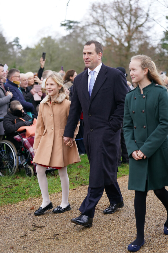 Mark Phillips et ses filles Savannah et Isla - La famille royale d'Angleterre assiste au service religieux de Noël à l'église St Mary Magdalene à Sandringham, Norfolk le 25 décembre 2022. 