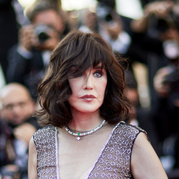 Isabelle Adjani - Montée des marches du film " De son vivant " lors du 74ème Festival International du Film de Cannes. Le 10 juillet 2021 © Borde-Jacovides-Moreau / Bestimage 