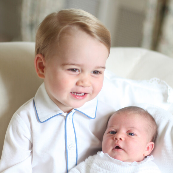 Les premières photos de la princesse Charlotte (alors âgée de deux semaines) avec son frère George de Cambridge, photographiés mi-mai 2015 par leur mère Kate (Catherine) Middleton, la duchesse de Cambridge, dans leur maison de campagne Anmer Hall à Norfolk.