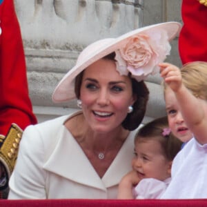 Kate Catherine Middleton, duchesse de Cambridge, la princesse Charlotte, le prince George - La famille royale d'Angleterre au balcon du palais de Buckingham lors de la parade "Trooping The Colour" à l'occasion du 90ème anniversaire de la reine. Le 11 juin 2016