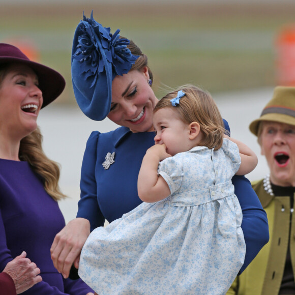 En 2020, c'est une toute nouvelle Kate Middleton que les Britanniques prennent plaisir à découvrir. Celle qui jusqu'ici a bien du mal avec les entretiens auxquels elle préfère des discours préparés, accepte de participer au podcast Happy Mum, Happy Baby
Le prince William, duc de Cambridge (robe Jenny Packham, chapeau Lock & Co) et Catherine (Kate) Middleton, duchesse de Cambridge (robe Jenny Packham, chapeau Lock & Co), accompagnés de leurs enfants, le prince Georges et la princesse Charlotte, visitent la Colombie-Britannique et le Yukon au Canada. Le couple royal est arrivé à l'aéroport de Victoria où il a été accueilli par le Premier ministre Justin Trudeau et sa femme Sophie Grégoire Trudeau. Canada, le 24 septembre 2016.