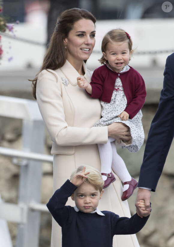 Car si Kate Middleton est toujours tirée à quatre épingles, souriante, et prête à venir en aide aux autres, elle dévoilait ne pas être la mère confiante et parfaite à laquelle on pourrait s'attendre.
Départ du prince William, duc de Cambridge, Catherine (Kate) Middleton, duchesse de Cambridge, accompagnés de leurs enfants, le prince Georges et la princesse Charlotte après leurs voyage de 8 jours au Canada à Victoria le 1er octobre 2016.