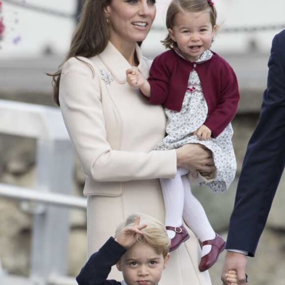 Car si Kate Middleton est toujours tirée à quatre épingles, souriante, et prête à venir en aide aux autres, elle dévoilait ne pas être la mère confiante et parfaite à laquelle on pourrait s'attendre.
Départ du prince William, duc de Cambridge, Catherine (Kate) Middleton, duchesse de Cambridge, accompagnés de leurs enfants, le prince Georges et la princesse Charlotte après leurs voyage de 8 jours au Canada à Victoria le 1er octobre 2016.